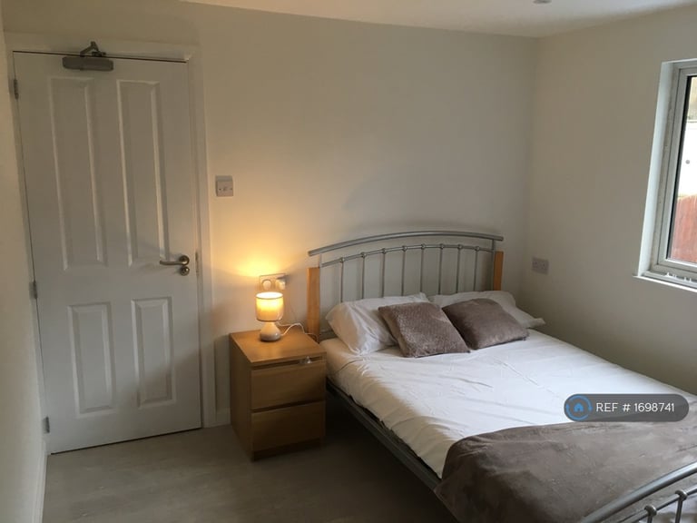 5 bedroom house in Pomfret Avenue, Luton, LU2 (5 bed) (#1698741)