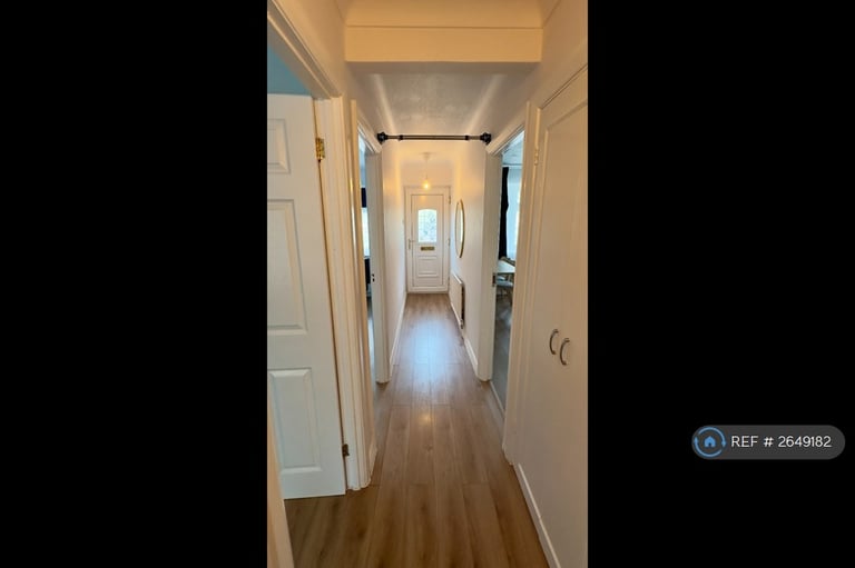 2 bedroom flat in Eastern Avenue, Ilford, IG2 (2 bed) (#2649182)