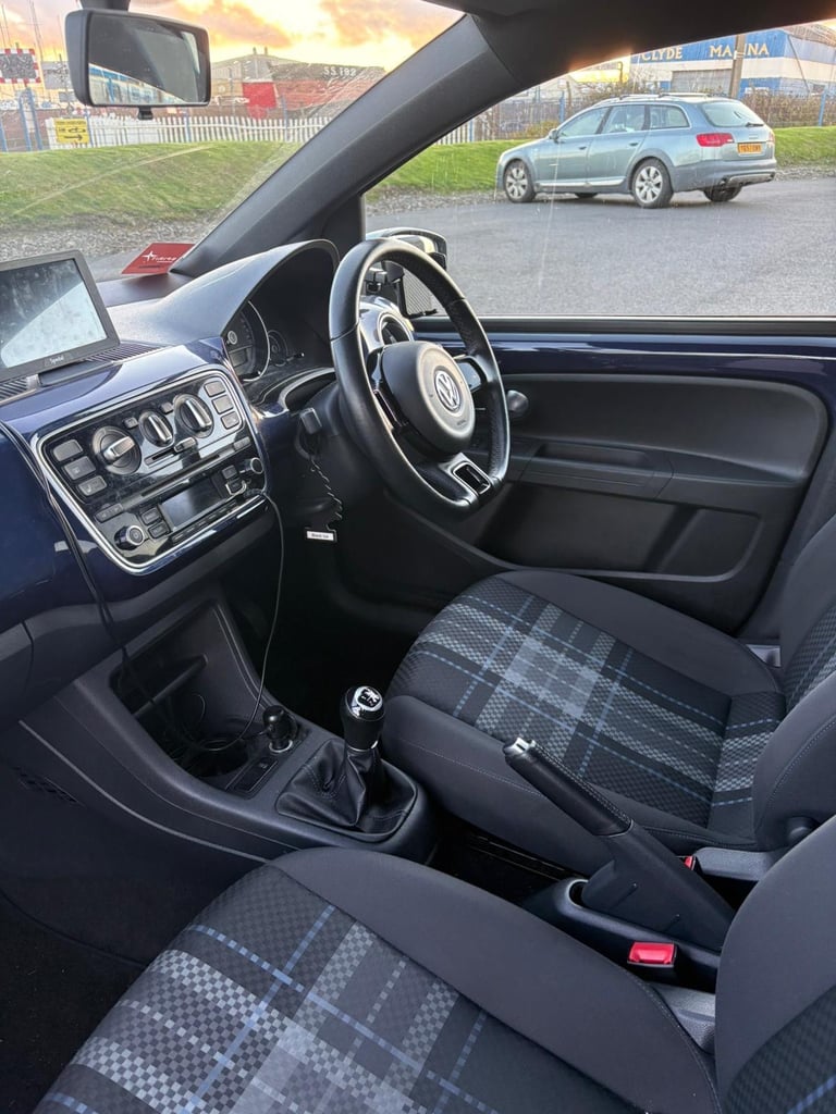 Volkswagen, UP, Hatchback, 2015, Manual, 999 (cc), 5 doors