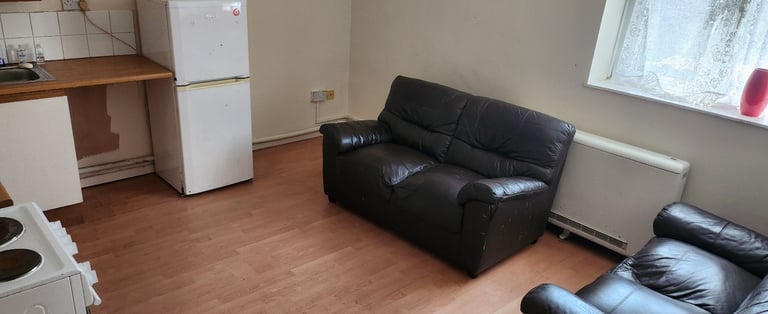 1 bedroom flat in Ynysybwl 