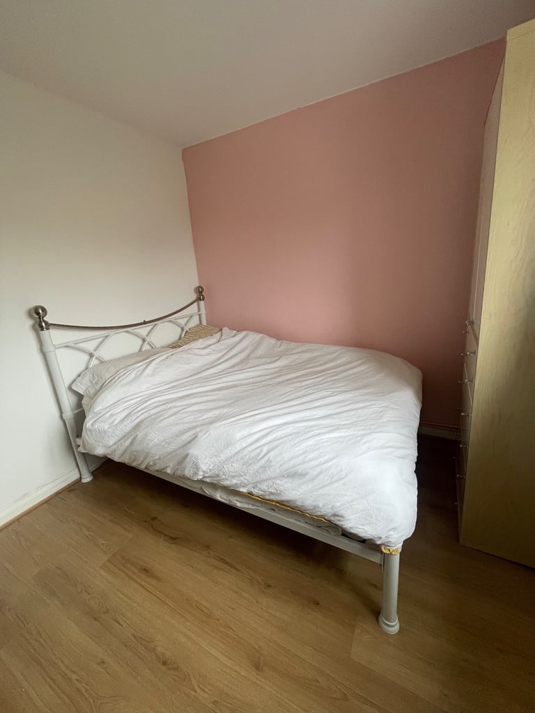  White metal bed
