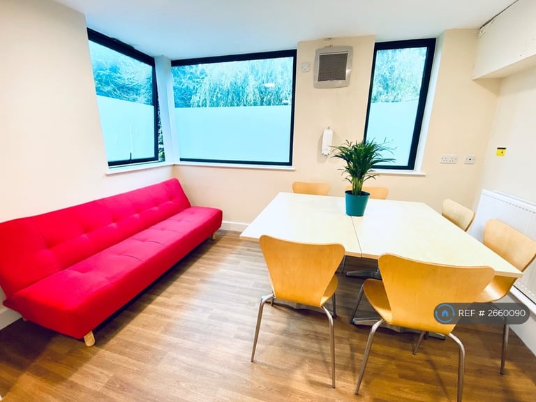 6 bedroom flat in Warwick New Road, Leamington Spa, CV32 (6 bed) (#2660090)