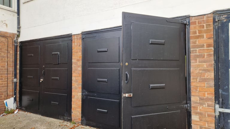 Large Garage/ Storage unit Heald Green Cheadle SK8 3NR  £69/week