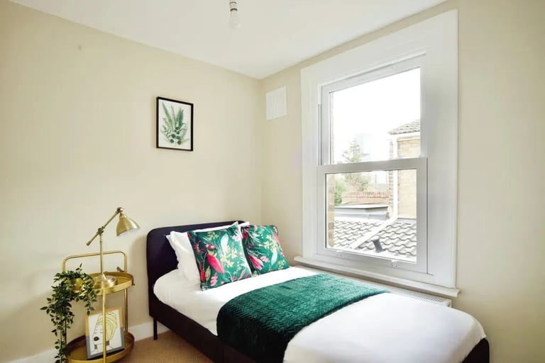  🏡🌞   BEAUTIFUL ROOM IN UPTON PARK !!   🌞  