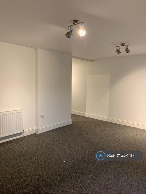 1 bedroom flat in Adrian Square, Westgate-On-Sea, CT8 (1 bed) (#2644171)