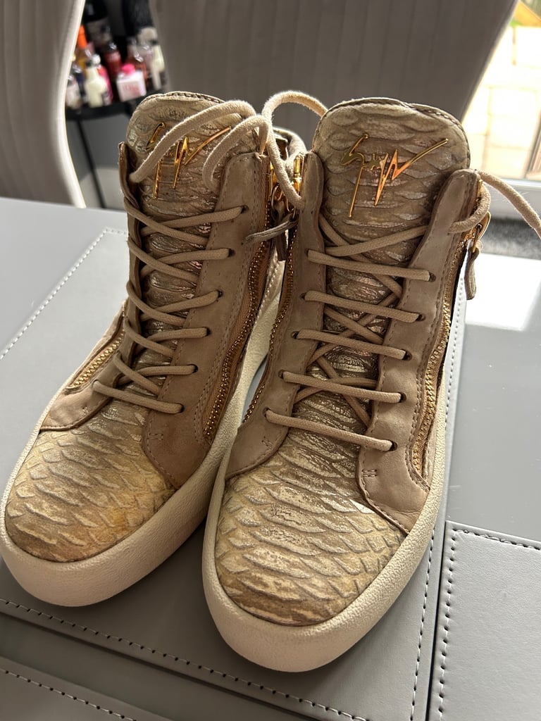 Mens trainers ladies boots & 2 sets curtains 