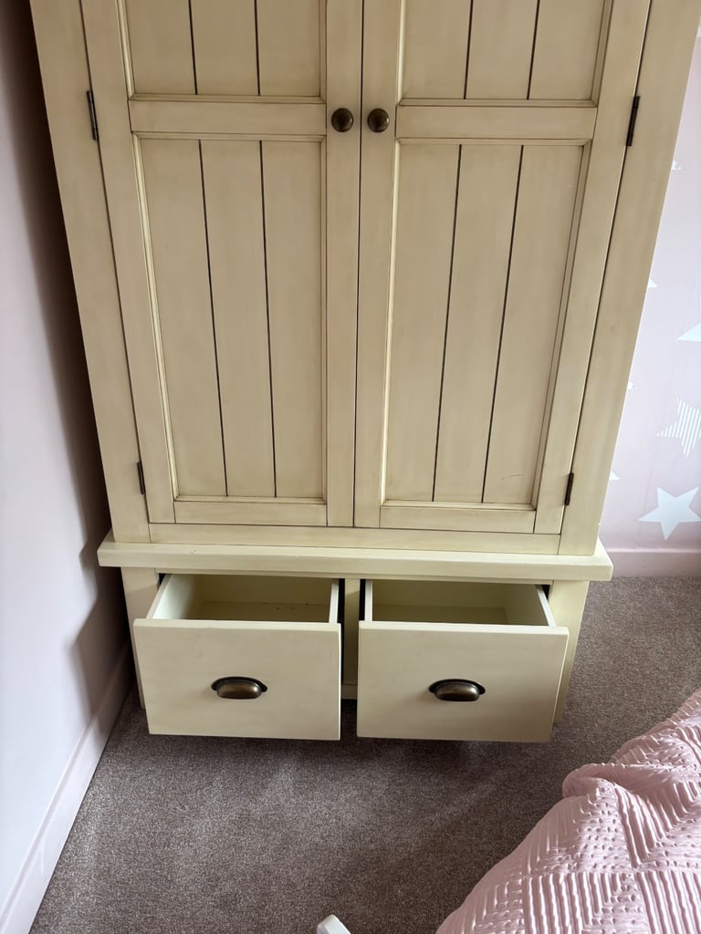 Lovely bedroom furniture set. 