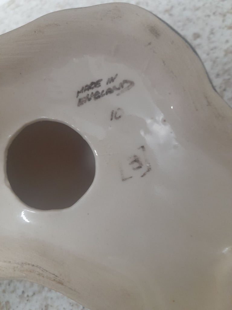 Pretty vintage winstanley cat   size 3   signed