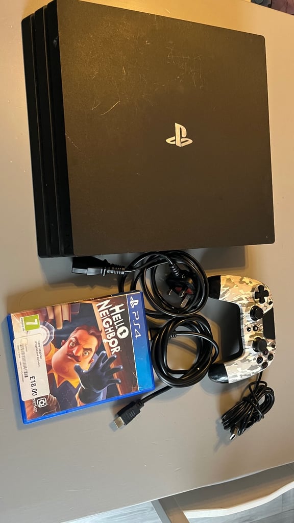 PS4 PRO with game ans all leads 