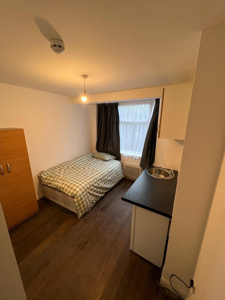 Spacious Ensuite room in TOORACK ROAD HarrowHousing benefit & DSS