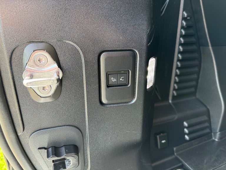 2023 Land Rover Defender 90 3.0 D250 MHEV Hard Top Fuji White - 14,825 Miles 