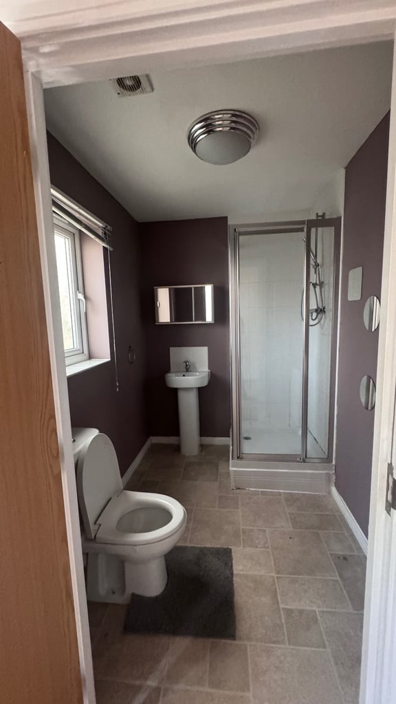 3 bedroom with 3 bath terrace house to LET!NO COMPANY LET!