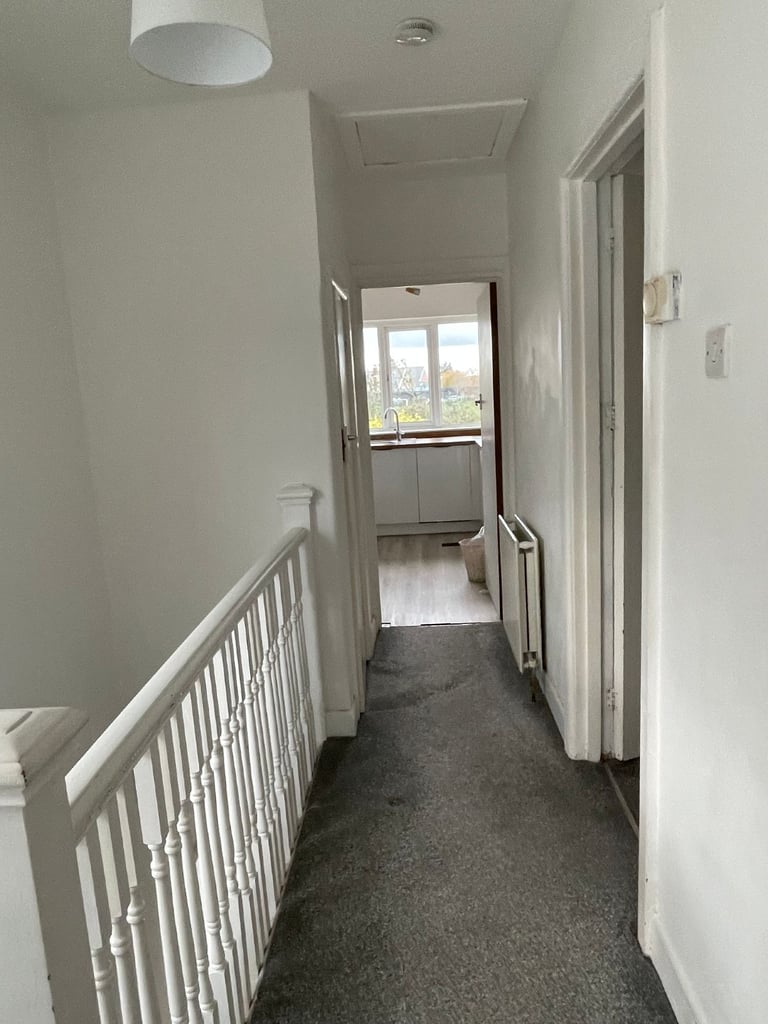  Spacious one bedroom flat with parking £820pm - available from Dec 2025