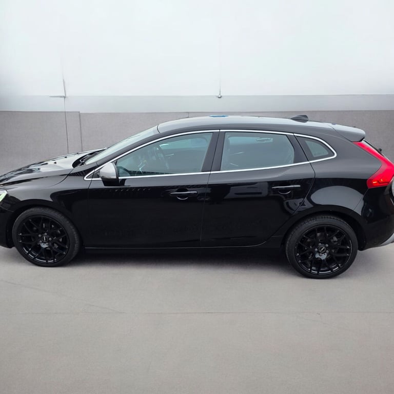 2017 Volvo V40 D2 [120] R DESIGN Nav Plus 5dr HATCHBACK Diesel Manual