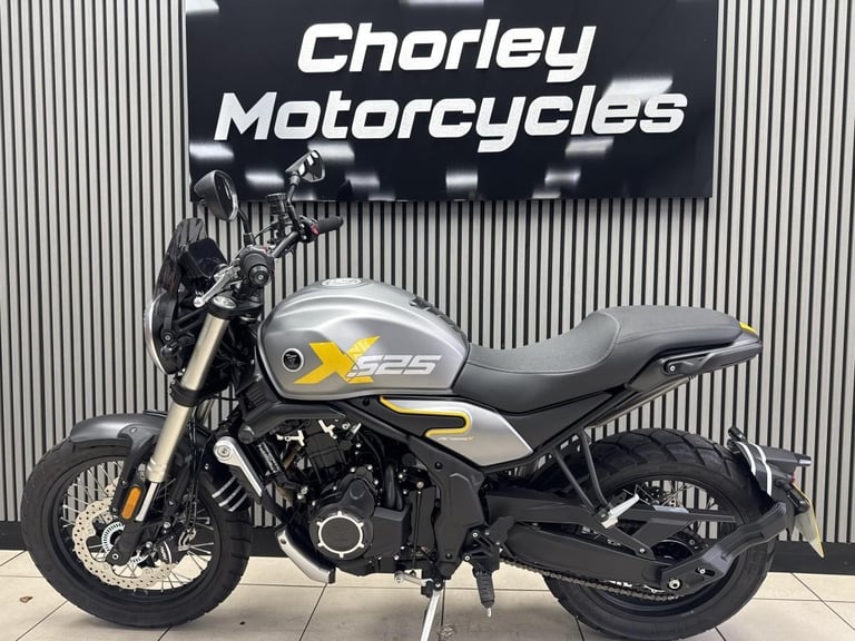 Voge ac525X in grey with yellow decals and only 211 Miles retro adventure