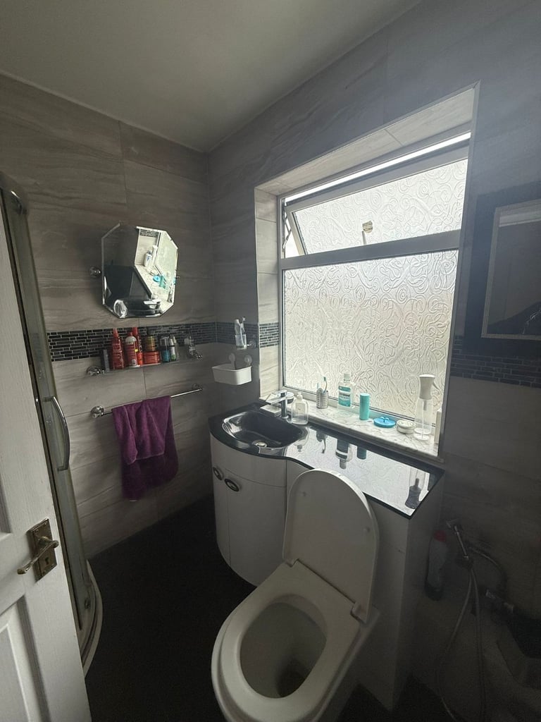 Spacious big double room to rent in Mornington Road, Greenford, UB6 9HP £850 Only single Female