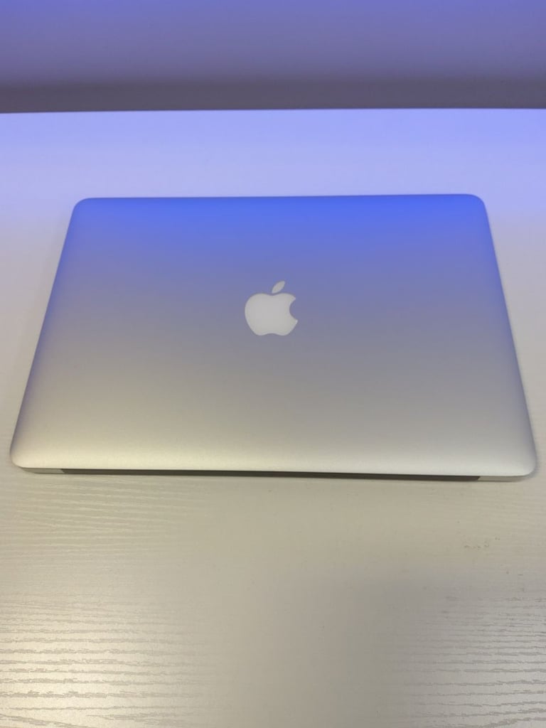 **APPLE MACBOOK AIR 13.3 INCH - 1.8GHZ I5 - 128GB SSD - 8GB RAM -MQD32B/A 2017**