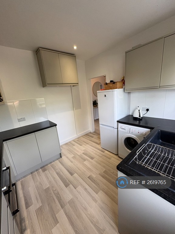 3 bedroom flat in Fieldview, London, SW18 (3 bed) (#2619765)