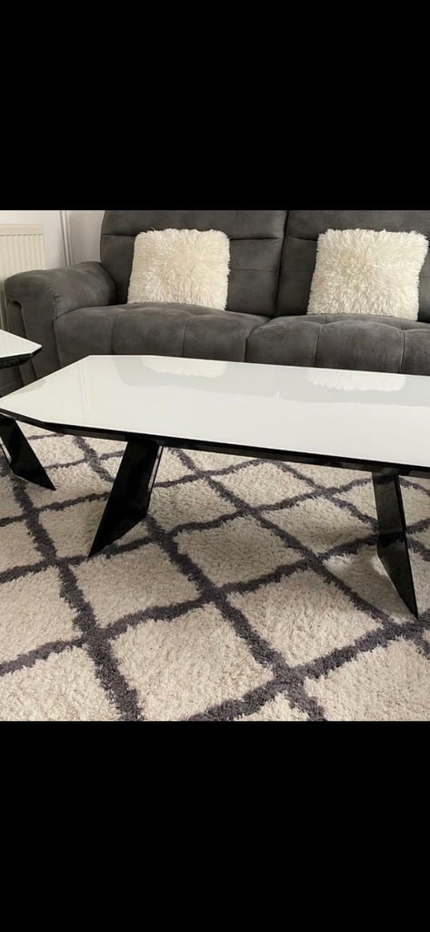 Coffee table /lamp table 
