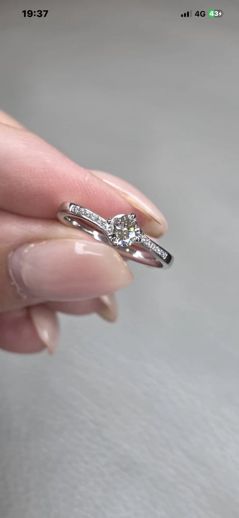 PLATINUM DIAMOND SOLITAIRE RING.