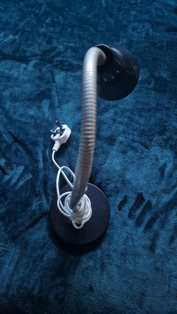 7W Desk Lamp with Flexible Neck and Compact Design