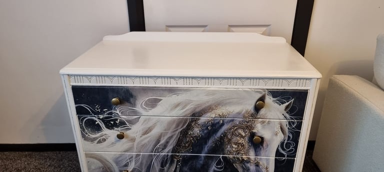 🌟 Beautiful Custom Chest of Drawers – White Horse Design 🌟