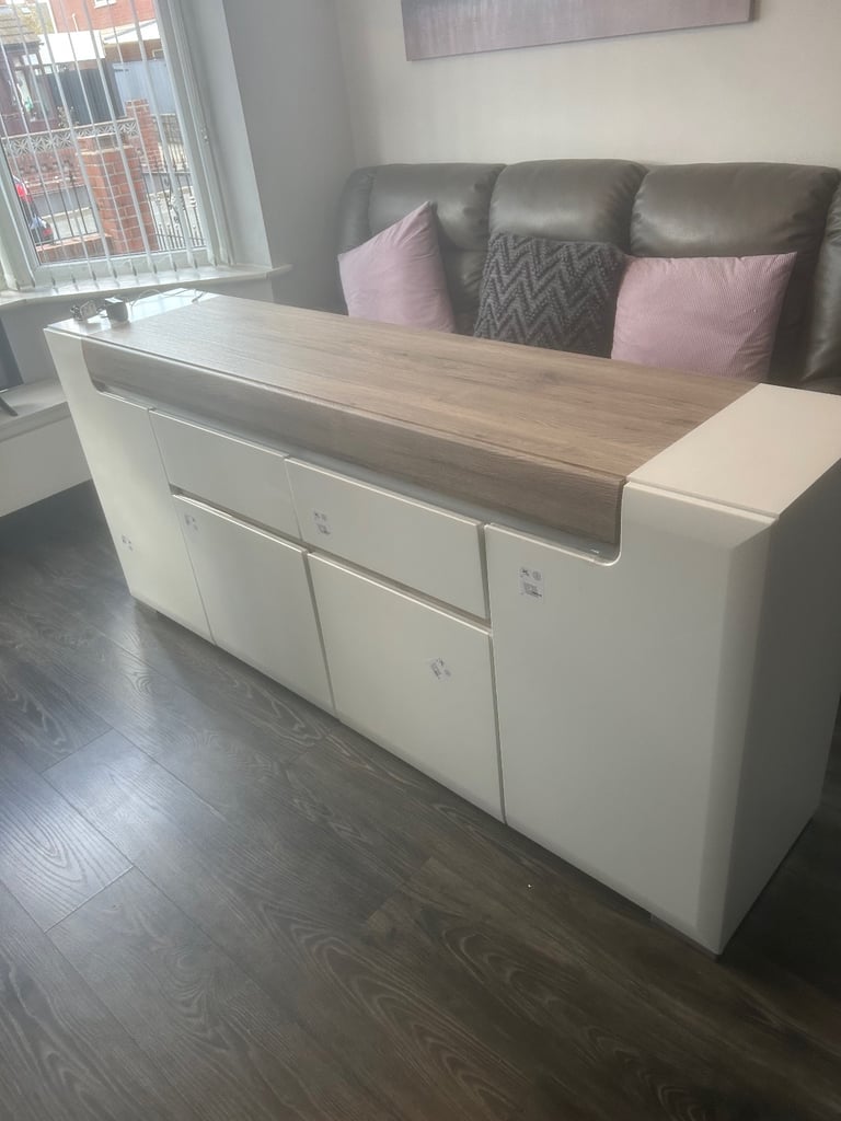 Bought for £600 Large oak sideboard - 190cm lengthways Color white/oak