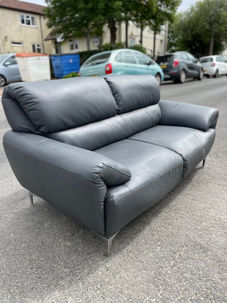 Lovely Modern Sofa - Can Deliver!!