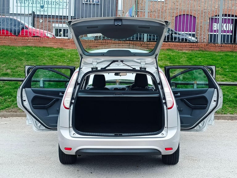 2010 Ford Focus 1.6 Zetec 5dr ESTATE Petrol Automatic