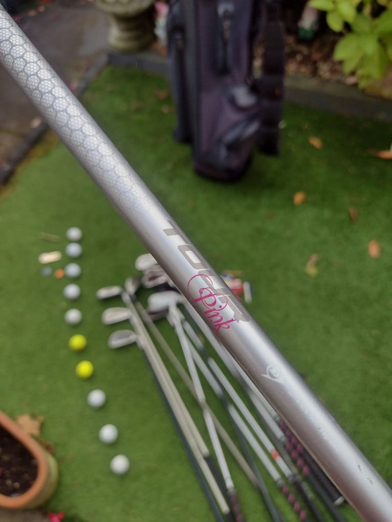 VGC FULL SET LADIES GRAPHITE GOLF CLUBS + HOWSON GOLF BAG + FREE EXTRAS 