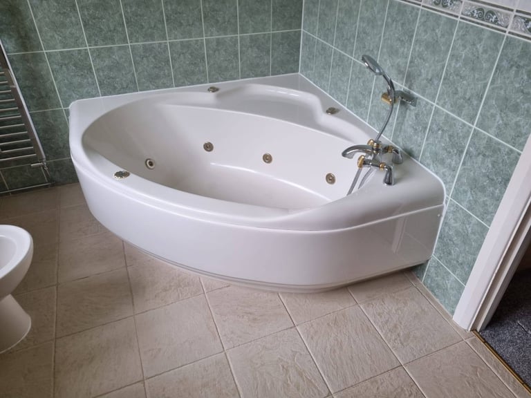 image for Ideal standard whirlpool type corner bath and taps.   Good working order
