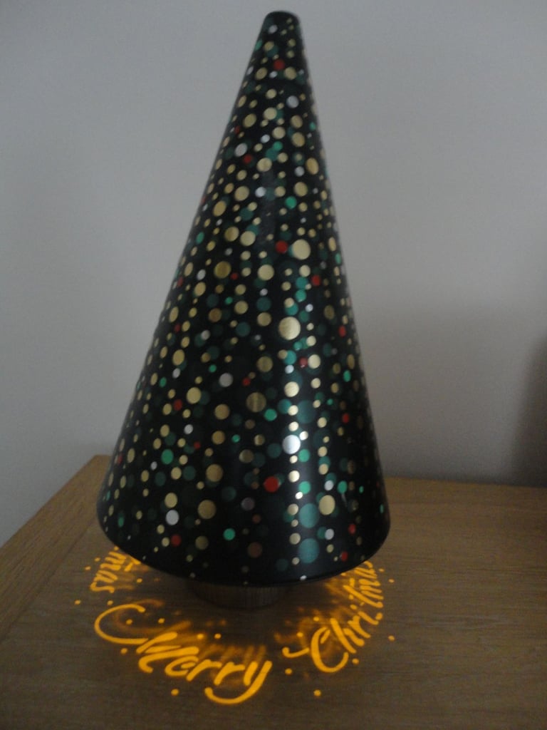 M&S Projection Tree with a Projecting Led Light – Switch at the top