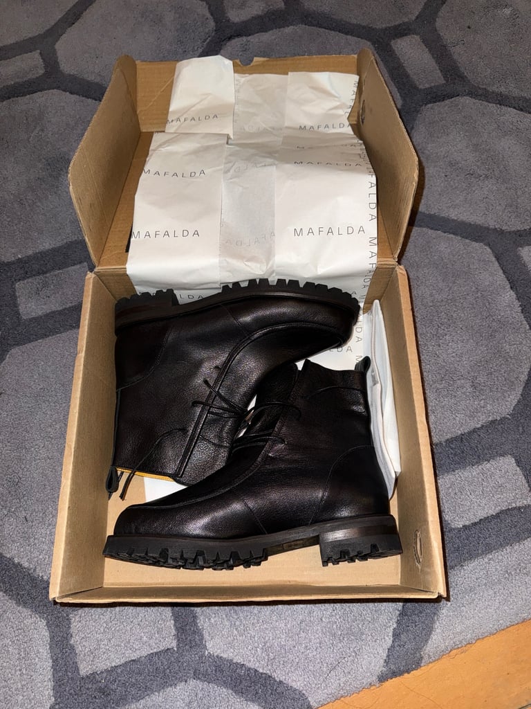 Black leather boots - UK 7/EU 40