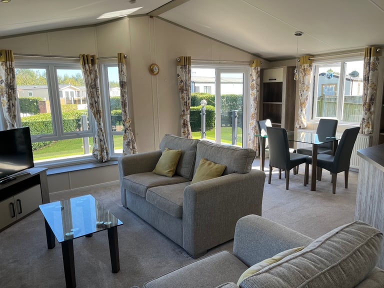 Atlas Lilac Lodge 40x20x2 bedroom