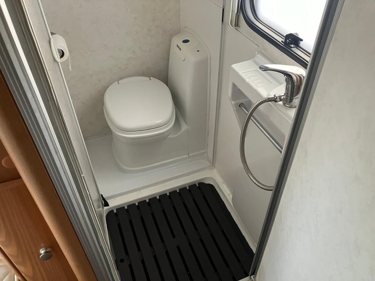 Lunar Fivestar Motorhome Fixed Bed 4 Berth 06’ Renault DCI 120 LWB