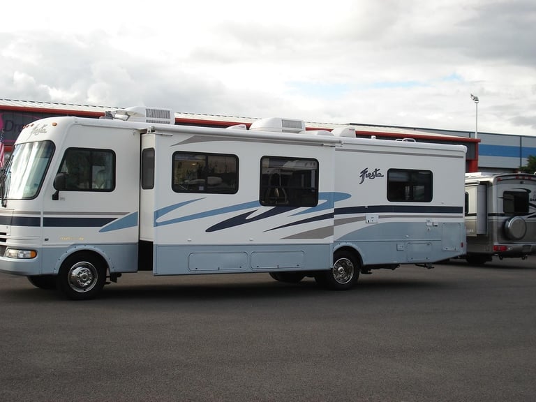 Fleetwood Fiesta 32S american motorhome rv PETROL AUTOMATIC 2007/53