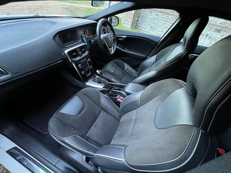 2018 Volvo V40 2.0 T2 R-Design Euro 6 (s/s) 5dr HATCHBACK Petrol Manual