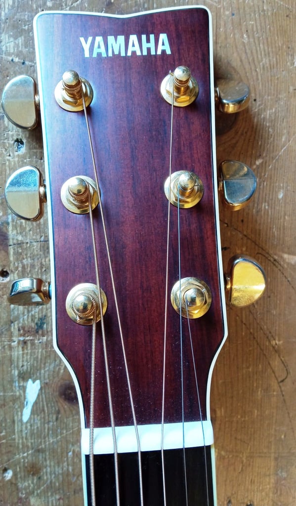 Yamaha LS16 all solid woods acoustic guitar with case. Like new. PX welcome.