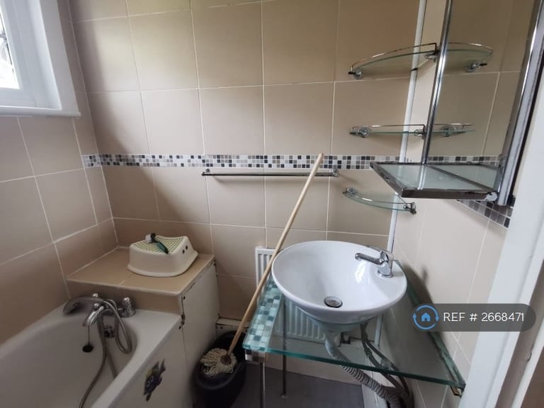 2 bedroom flat in High Road Leytonstone, London, E11 (2 bed) (#2668471)