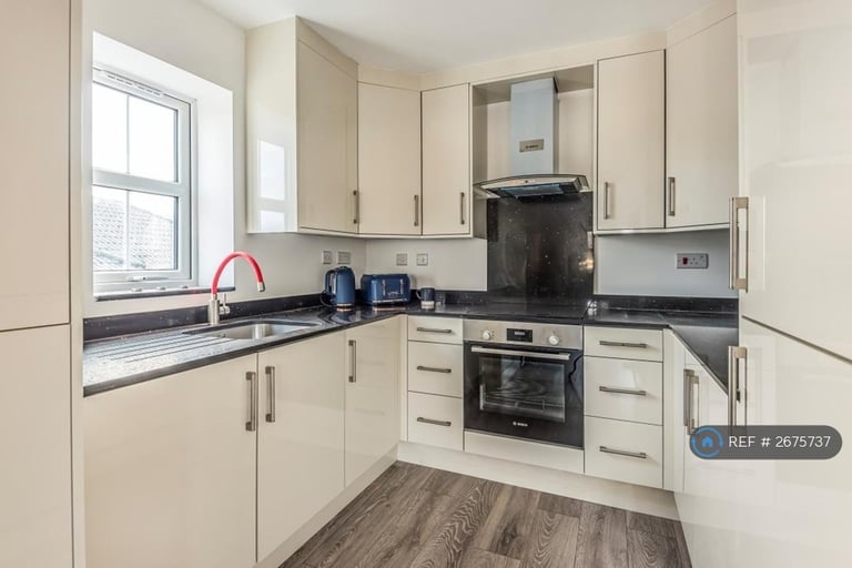 2 bedroom flat in Kitchener House, High Wycombe, HP11 (2 bed) (#2675737)