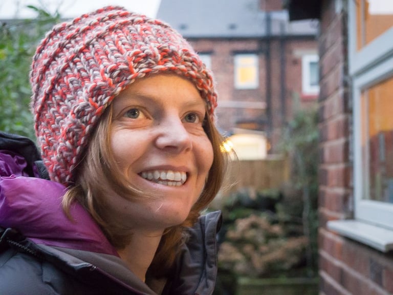 image for English classes in Sheffield or online. I'm here to help you feel confident speaking English! 