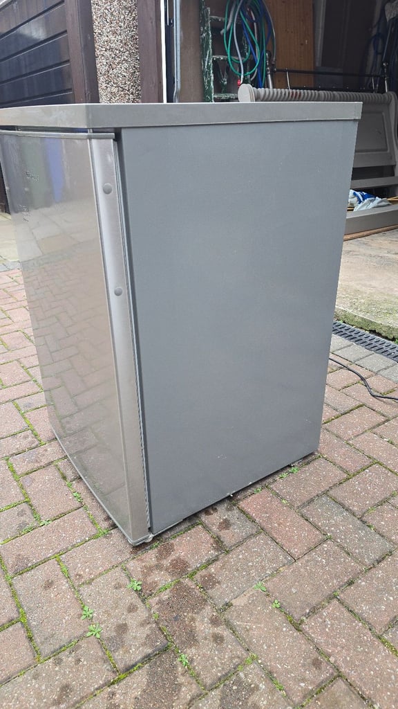 Hisense Metallic Silver Fridge - Good condition & Fully working - Can deliver locally from £7