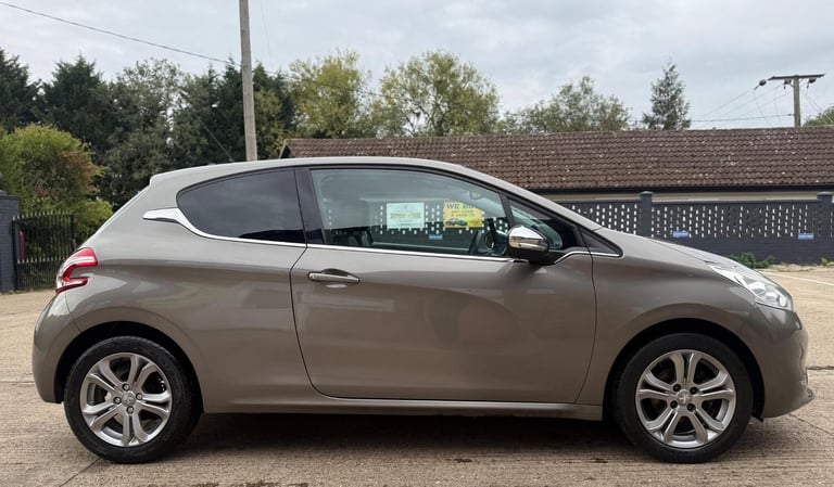 2015 Peugeot 208 1.2 VTi PureTech Allure Euro 5 3dr Petrol