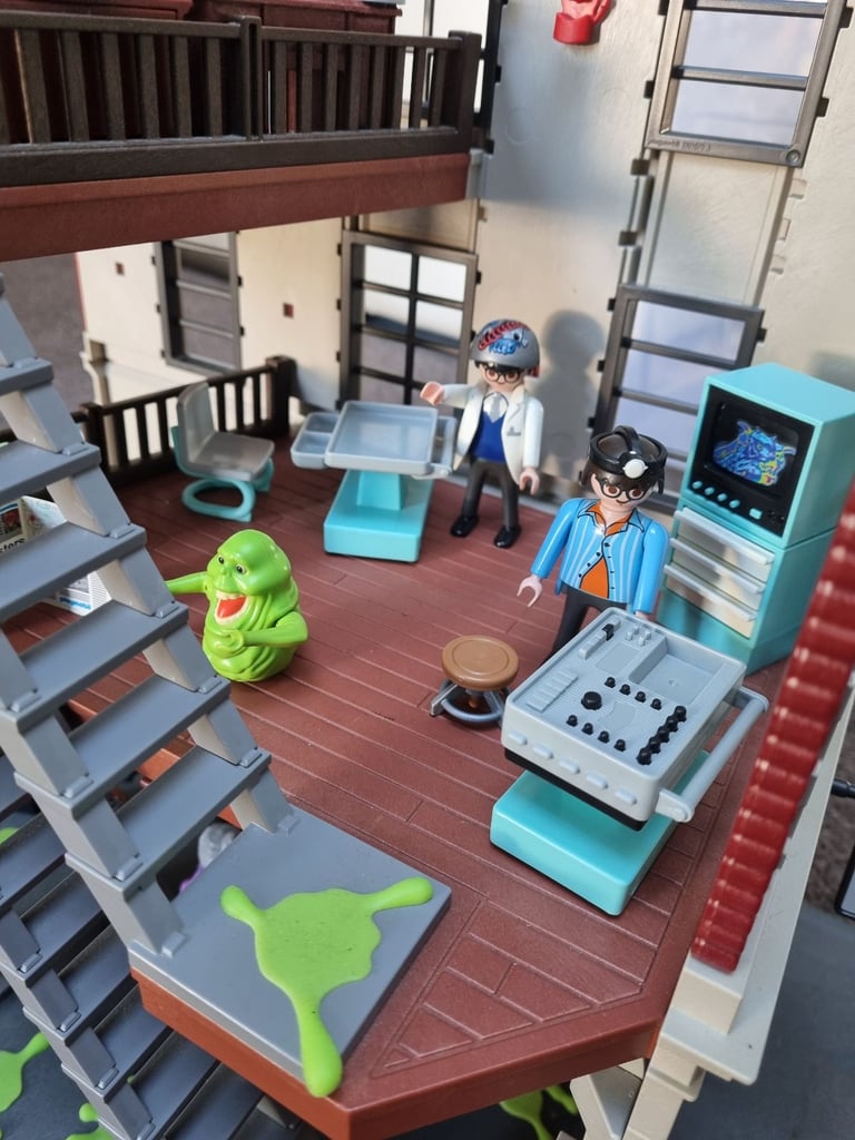Playmobil ghostbusters tower and car playset