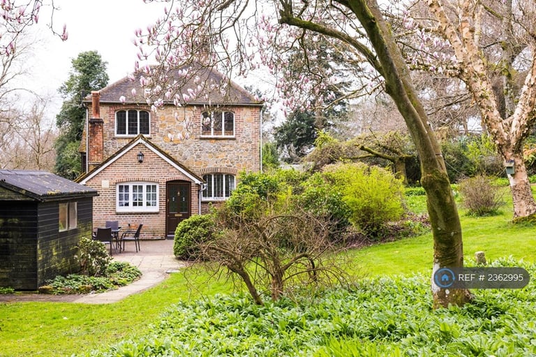 2 bedroom house in Tanhurst Cottages, Holmbury St. Mary, Dorking, RH5 (2 bed) (#2362995)