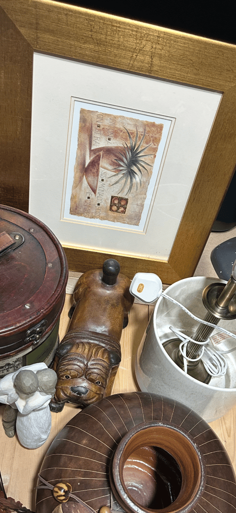 Gold framed pik , lovely pik with distressed gold frame £4