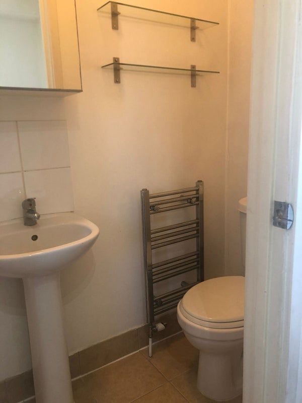 Ensuite Room 4 minutes from DLR and Elizabeth Line