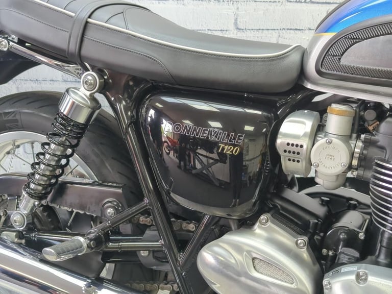 TRIUMPH BONNEVILLE T120, 2021/71, 8,842 MILE WITH FSH, BLUS AND SILVER