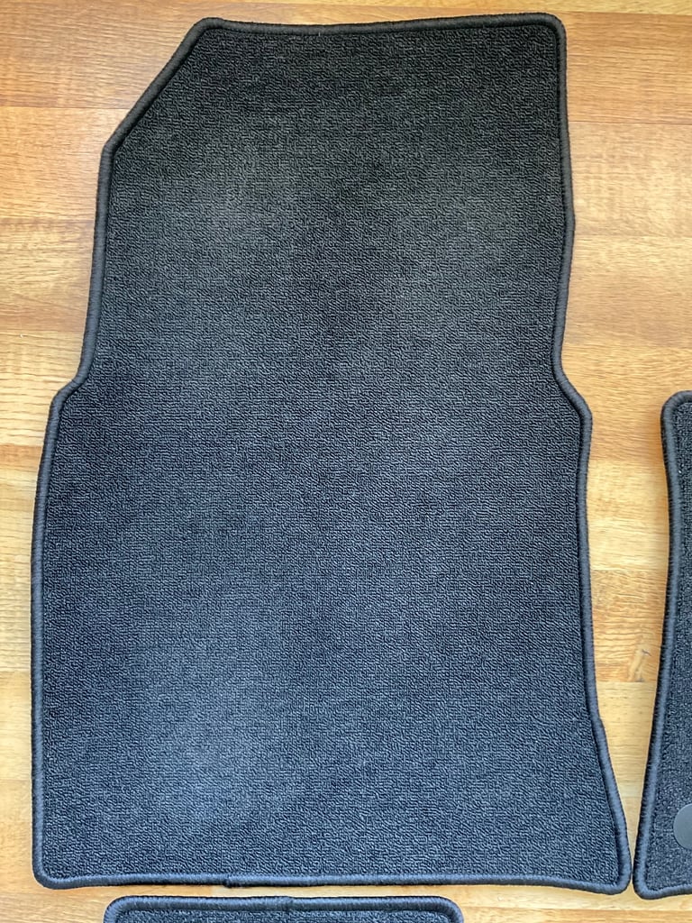 ***READ FULLY*** - As New Genuine Renault Clio Mark 5 (V) Car Mats