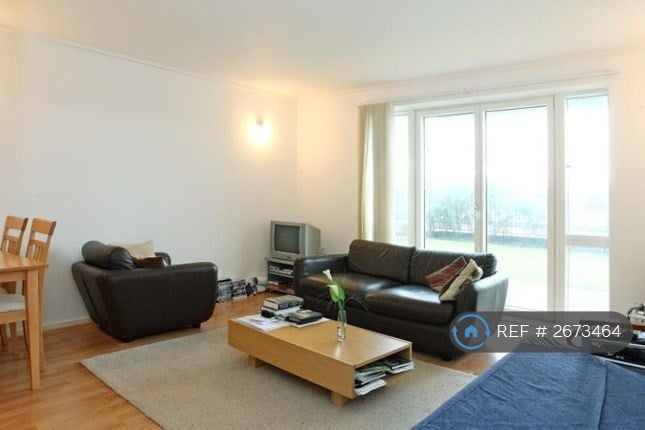 2 bedroom flat in Hutchings Street, London, E14 (2 bed) (#2673464)